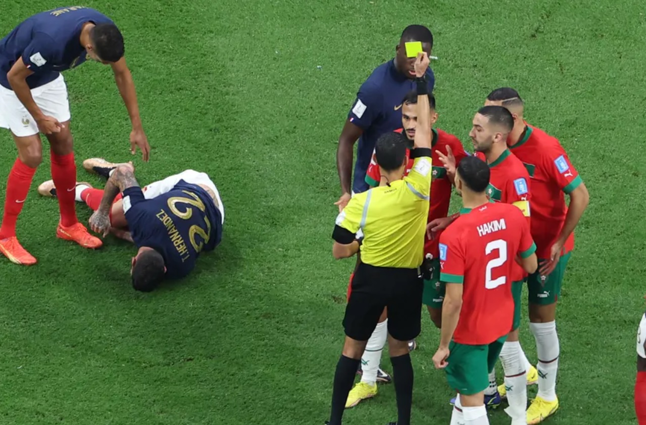 Morocco gửi khiếu nại lên FIFA vì cách cầm còi của trọng tài Cesar Arturo Ramos Morocco gui khieu nai len FIFA vi cach cam coi cua trong tai Cesar Arturo Ramos